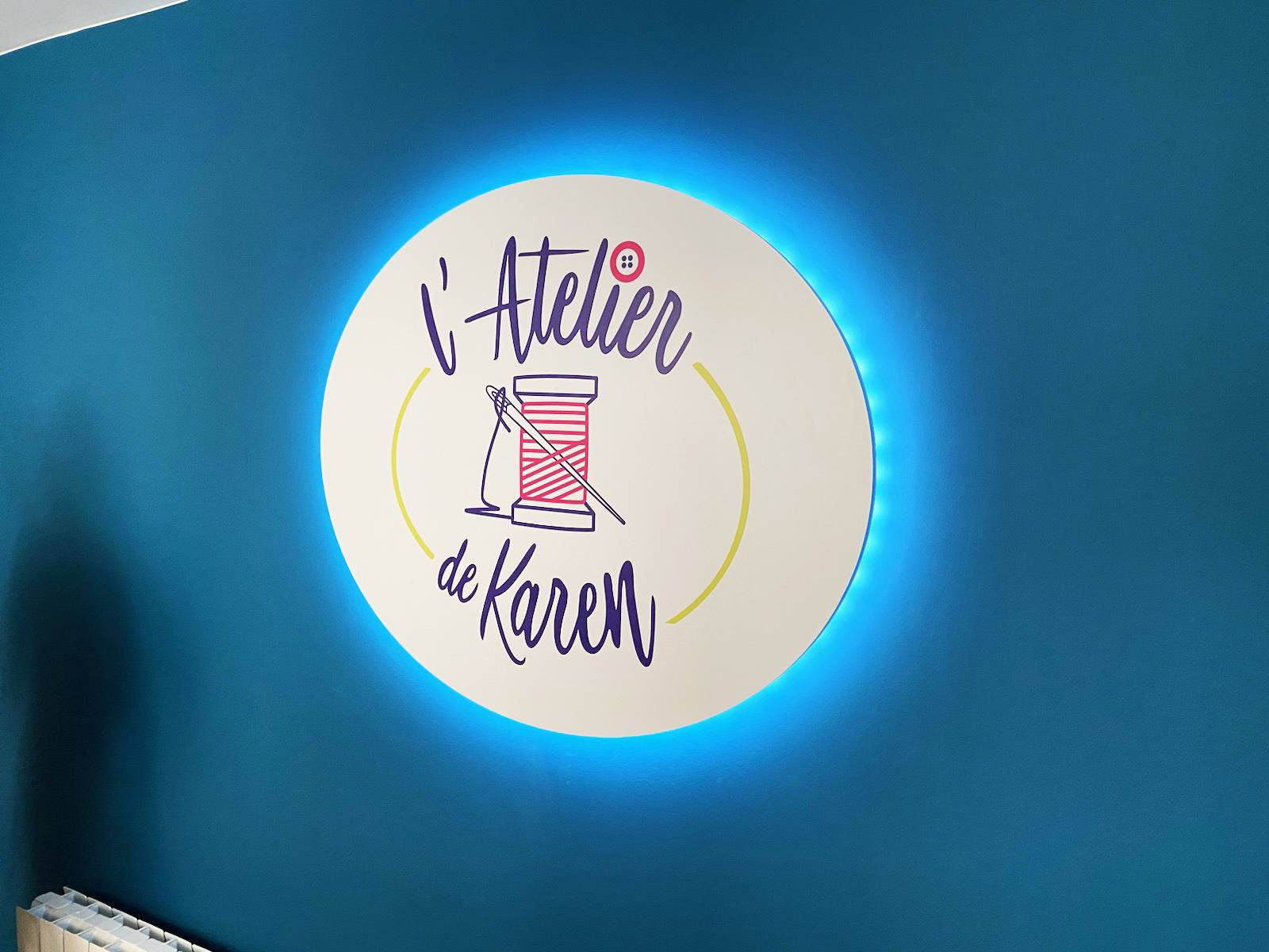 Logo intérieur lumineux décoration entreprise couturière L'Atelier de Karen dans le Rhône
