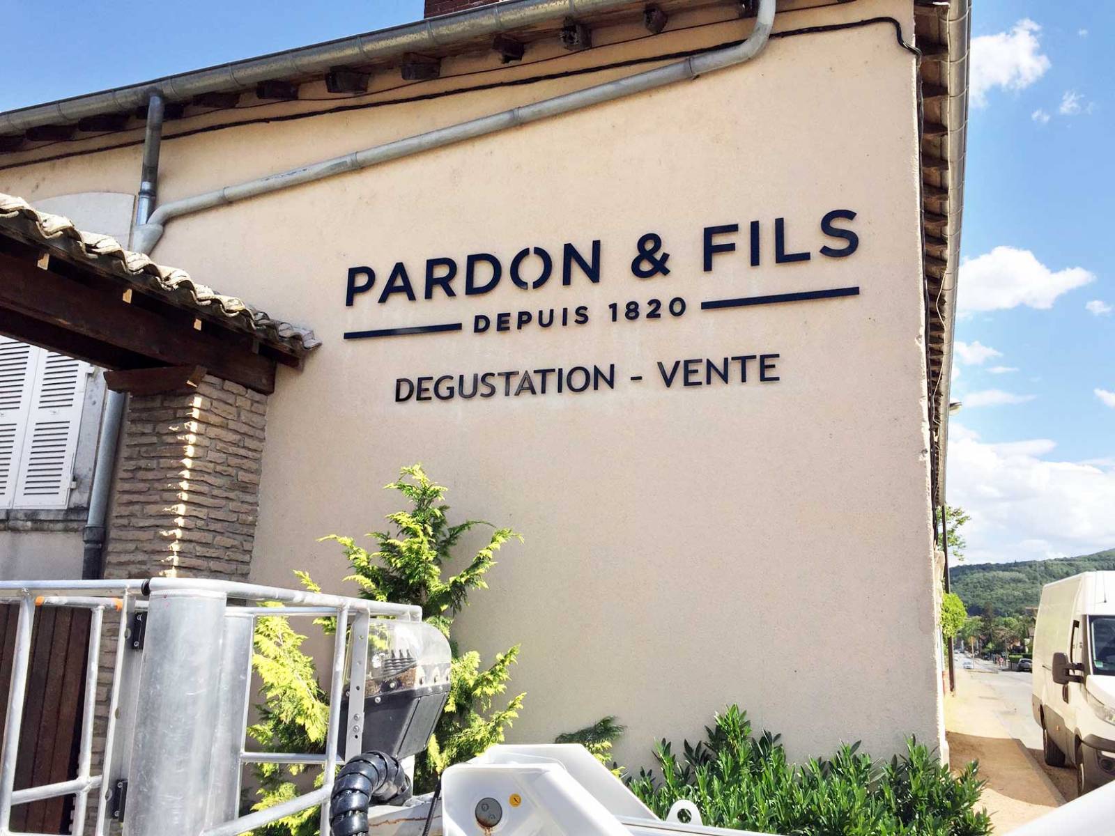 Découpe lettres PVC et logos en relief  vigneron Pardon et fils Beaujolais