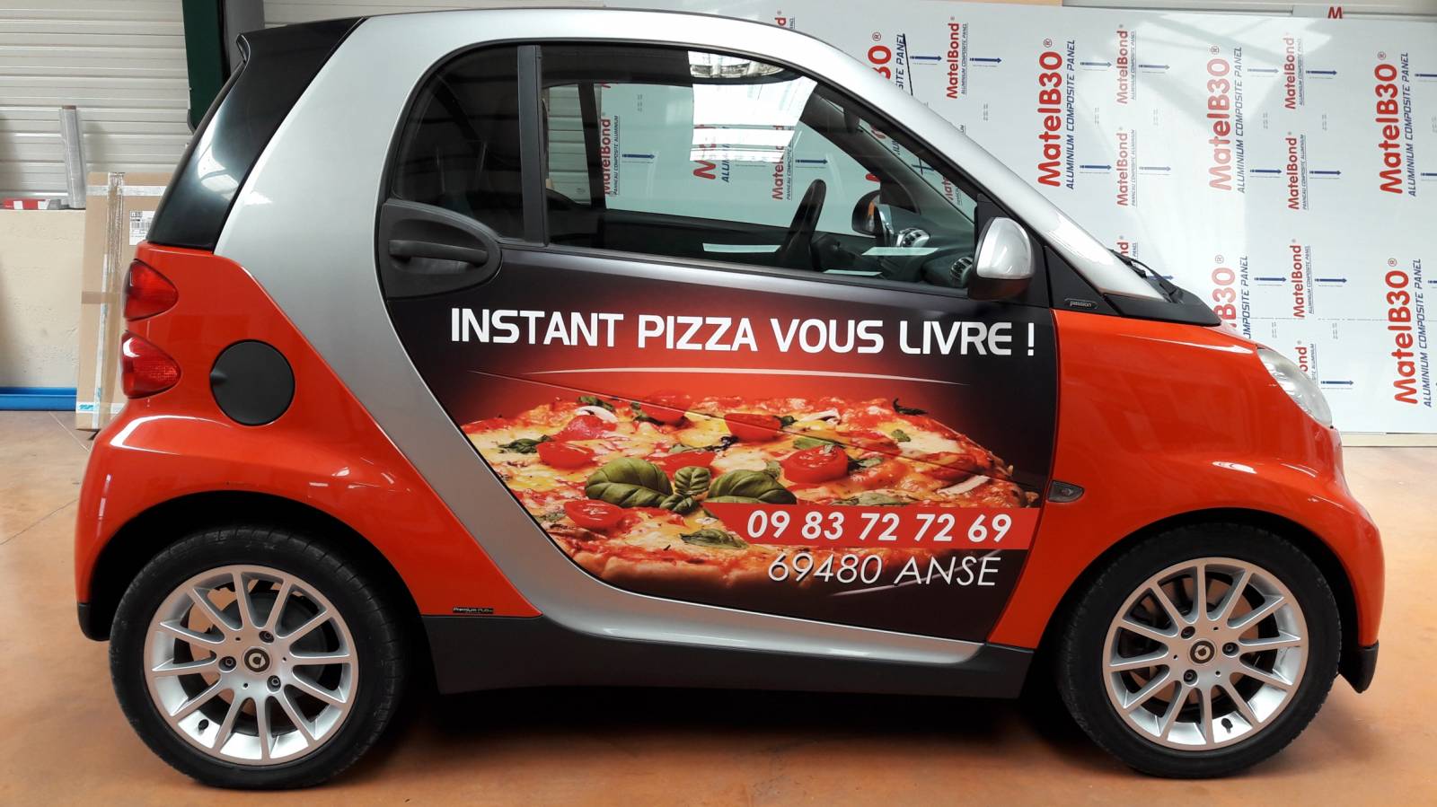 Flocage lettres et logos adhésifs collés sur voiture publicité entreprise Villefranche sur Saône Beaujolais Calade et Arnas 