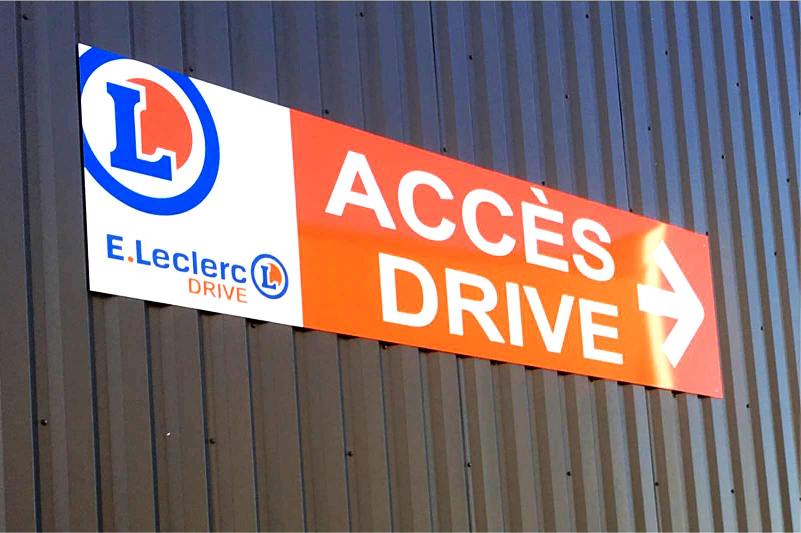 Panneau publicitaire enseigne Leclerc Drive Arnas plaque Dibond décoration en adhésifs longue durée