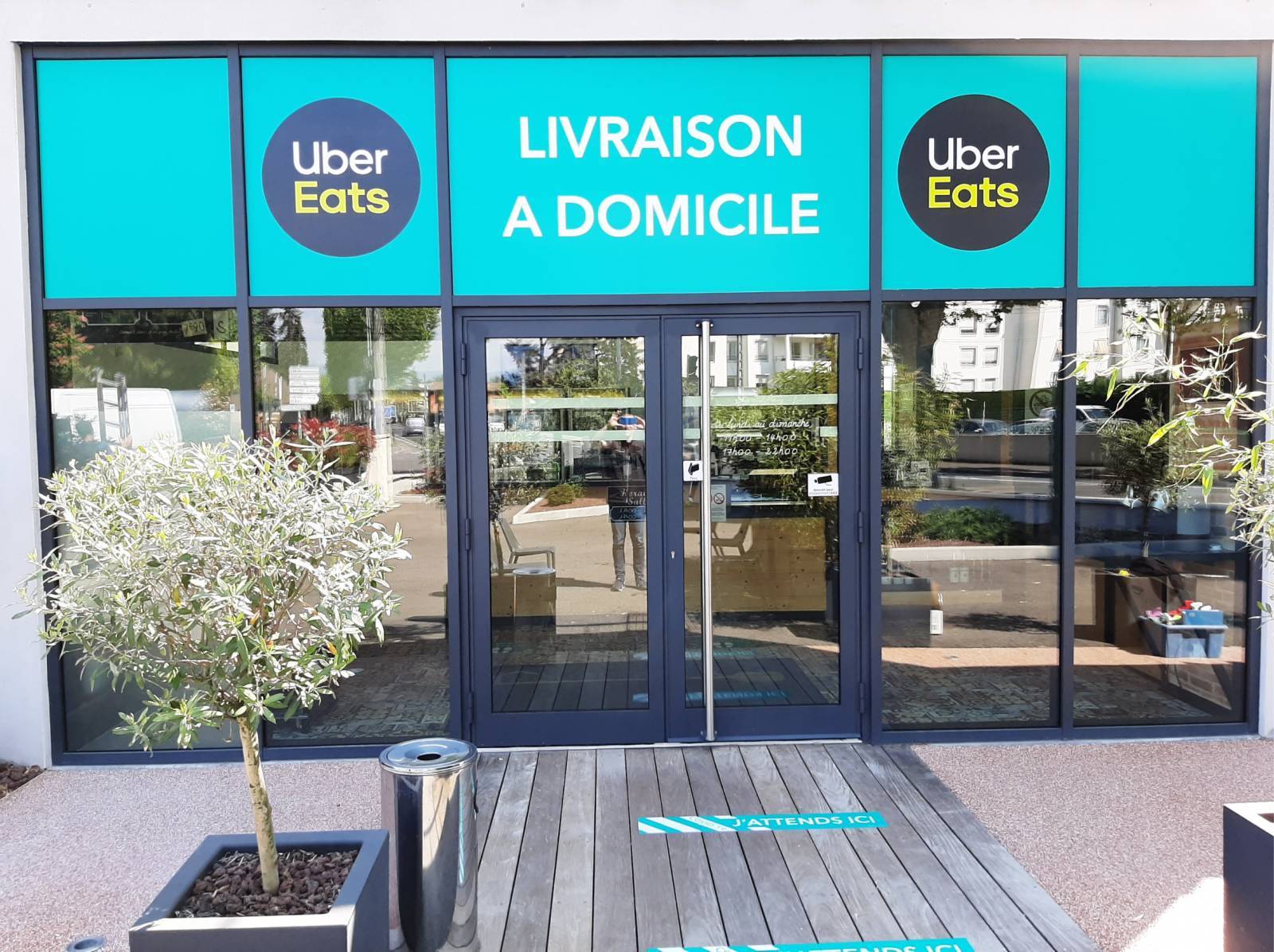 Décoration adhésive vitrine et enseigne avec logo Uber Eats à Villefranche sur Saône et Arnas