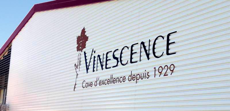 Vinescence enseigne publicitaire Arnas très Beaujolais publicité entreprise sur façade et pose